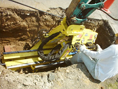 上下に＋−80度の傾斜が出来る